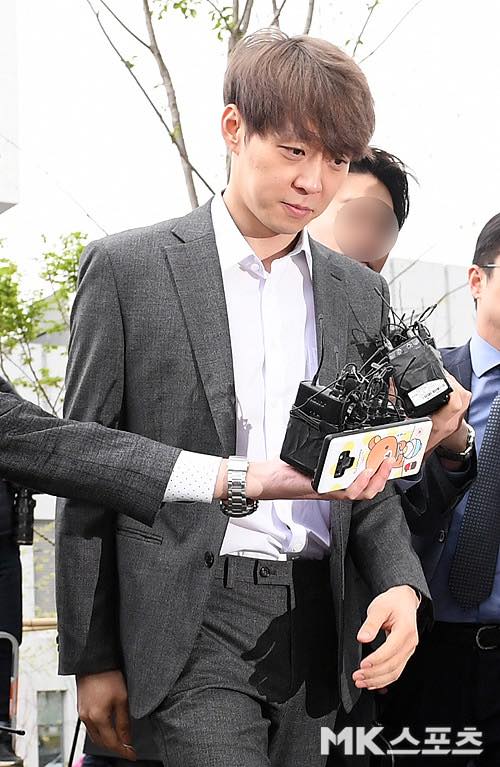 Ngẩng đầu nhìn bầu trời suy tư - vẻ mặt kì lạ của Park Yoochun khi bị còng tay và áp giải ra khỏi sở cảnh sát Ngẩng đầu nhìn bầu trời suy tư - vẻ mặt kì lạ của Park Yoochun khi bị còng tay và áp giải ra khỏi sở cảnh sát