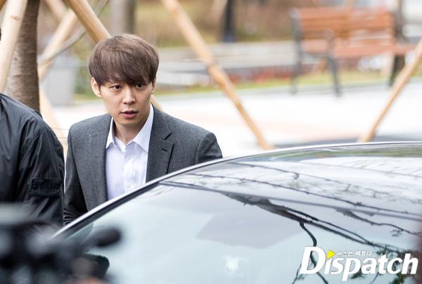 Ngẩng đầu nhìn bầu trời suy tư - vẻ mặt kì lạ của Park Yoochun khi bị còng tay và áp giải ra khỏi sở cảnh sát Ngẩng đầu nhìn bầu trời suy tư - vẻ mặt kì lạ của Park Yoochun khi bị còng tay và áp giải ra khỏi sở cảnh sát
