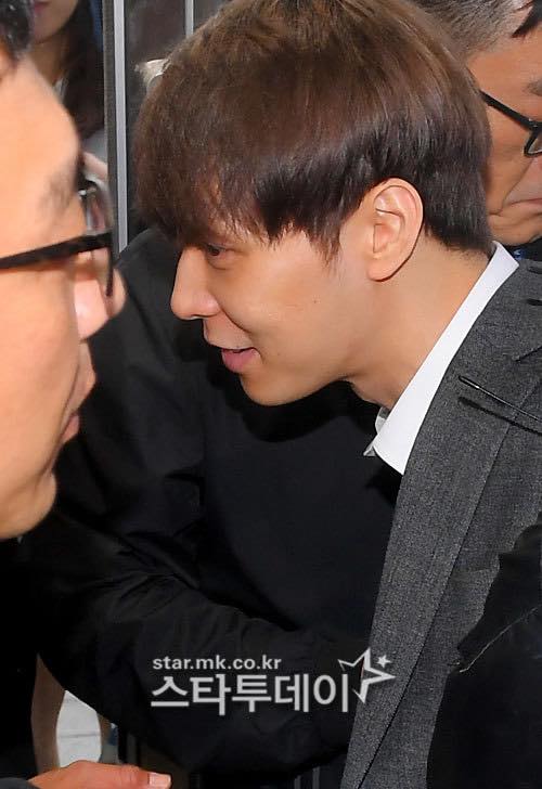 Ngẩng đầu nhìn bầu trời suy tư - vẻ mặt kì lạ của Park Yoochun khi bị còng tay và áp giải ra khỏi sở cảnh sát Ngẩng đầu nhìn bầu trời suy tư - vẻ mặt kì lạ của Park Yoochun khi bị còng tay và áp giải ra khỏi sở cảnh sát