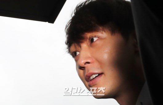 Ngẩng đầu nhìn bầu trời suy tư - vẻ mặt kì lạ của Park Yoochun khi bị còng tay và áp giải ra khỏi sở cảnh sát Ngẩng đầu nhìn bầu trời suy tư - vẻ mặt kì lạ của Park Yoochun khi bị còng tay và áp giải ra khỏi sở cảnh sát