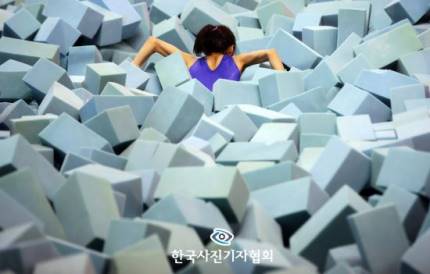 Bức ảnh 'Jung Joon Young vất vả ngày trở về' được giải Ảnh báo chí xuất sắc nhất lần thứ 195 của Hàn Quốc Bức ảnh 'Jung Joon Young vất vả ngày trở về' được giải Ảnh báo chí xuất sắc nhất lần thứ 195 của Hàn Quốc