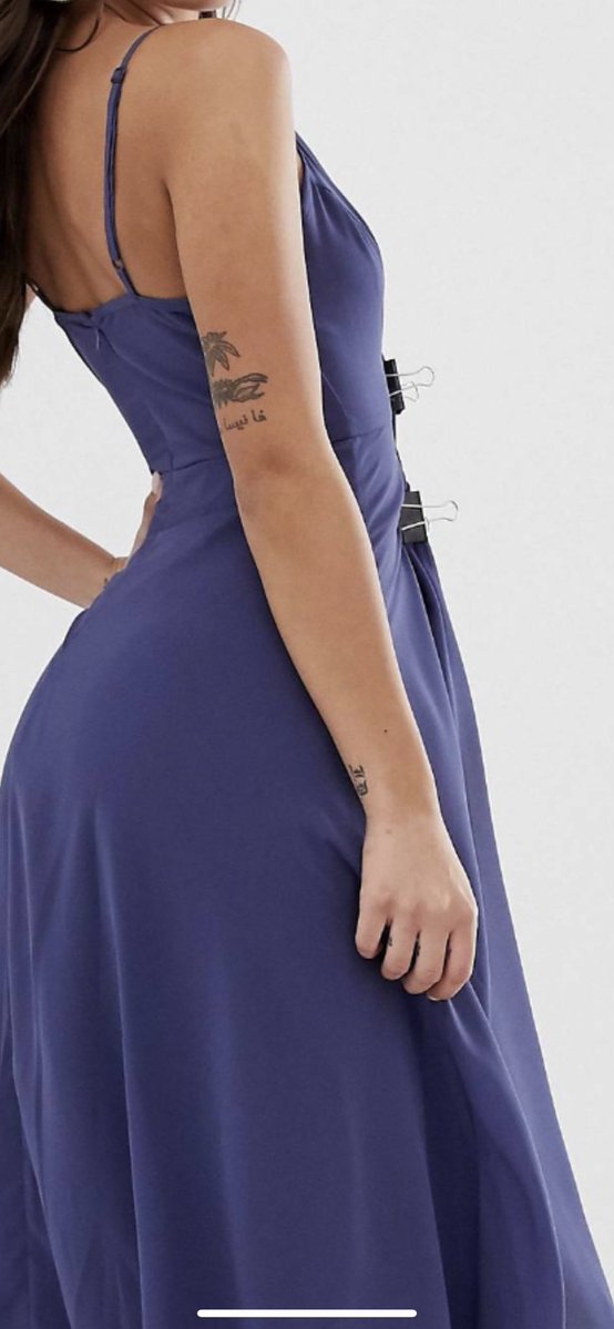 Lỗi tại tay photoshop: ASOS bị phát hiện dùng... kẹp giấy để giúp váy vừa với người mẫu Lỗi tại tay photoshop: ASOS bị phát hiện dùng... kẹp giấy để giúp váy vừa với người mẫu