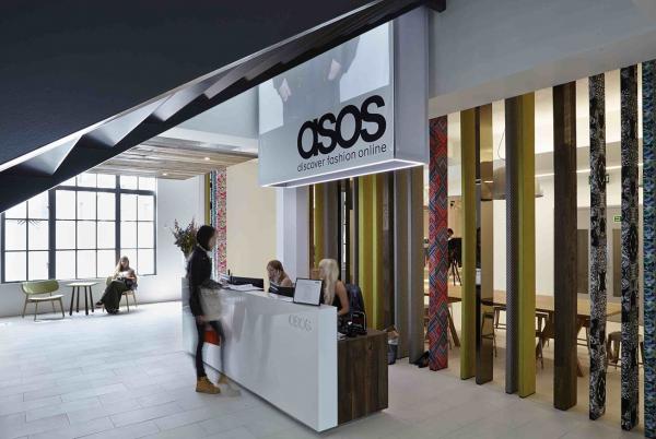 Lỗi tại tay photoshop: ASOS bị phát hiện dùng... kẹp giấy để giúp váy vừa với người mẫu Lỗi tại tay photoshop: ASOS bị phát hiện dùng... kẹp giấy để giúp váy vừa với người mẫu