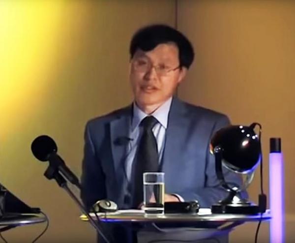 Tiến sĩ Oxford tuyên bố loài lai giữa con người và người ngoài hành tinh sẽ cứu Trái Đất khỏi diệt vong Tiến sĩ Oxford tuyên bố loài lai giữa con người và người ngoài hành tinh sẽ cứu Trái Đất khỏi diệt vong