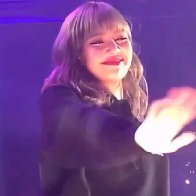Lúc nào cũng cười rạng rỡ nhưng lần này Lisa lại bật khóc khi thấy một fan đặc biệt đến concert của mình Lúc nào cũng cười rạng rỡ nhưng lần này Lisa lại bật khóc khi thấy một fan đặc biệt đến concert của mình