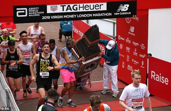 Vận động viên marathon bị kẹt dưới gầm cầu vì mặc bộ cosplay đồng hồ Big Ben Vận động viên marathon bị kẹt dưới gầm cầu vì mặc bộ cosplay đồng hồ Big Ben