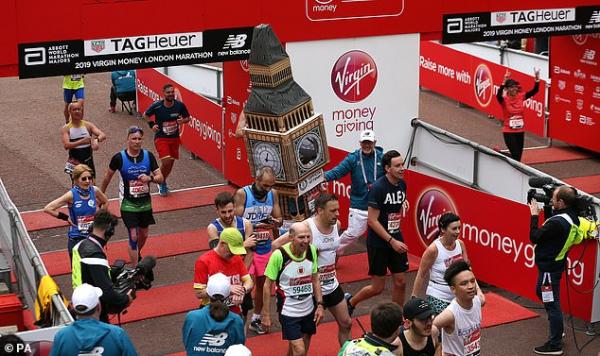 Vận động viên marathon bị kẹt dưới gầm cầu vì mặc bộ cosplay đồng hồ Big Ben Vận động viên marathon bị kẹt dưới gầm cầu vì mặc bộ cosplay đồng hồ Big Ben