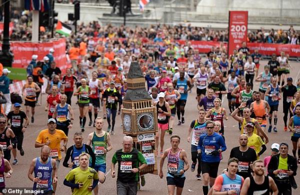 Vận động viên marathon bị kẹt dưới gầm cầu vì mặc bộ cosplay đồng hồ Big Ben Vận động viên marathon bị kẹt dưới gầm cầu vì mặc bộ cosplay đồng hồ Big Ben