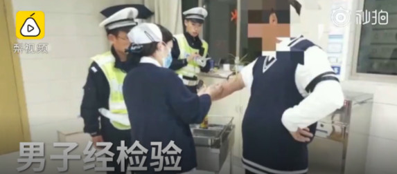 Chàng trai suýt bị cảnh sát bắt vì nghi ngờ uống rượu nhưng hóa ra anh chỉ lỡ... ăn nhiều sầu riêng thôi Chàng trai suýt bị cảnh sát bắt vì nghi ngờ uống rượu nhưng hóa ra anh chỉ lỡ... ăn nhiều sầu riêng thôi