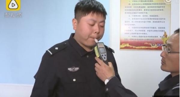 Chàng trai suýt bị cảnh sát bắt vì nghi ngờ uống rượu nhưng hóa ra anh chỉ lỡ... ăn nhiều sầu riêng thôi Chàng trai suýt bị cảnh sát bắt vì nghi ngờ uống rượu nhưng hóa ra anh chỉ lỡ... ăn nhiều sầu riêng thôi