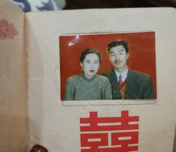 Trào lưu đang làm mưa làm gió trên Weibo: 'Khoe ảnh cưới của bố mẹ ngày xưa' Trào lưu đang làm mưa làm gió trên Weibo: 'Khoe ảnh cưới của bố mẹ ngày xưa'