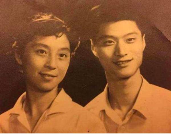 Trào lưu đang làm mưa làm gió trên Weibo: 'Khoe ảnh cưới của bố mẹ ngày xưa' Trào lưu đang làm mưa làm gió trên Weibo: 'Khoe ảnh cưới của bố mẹ ngày xưa'