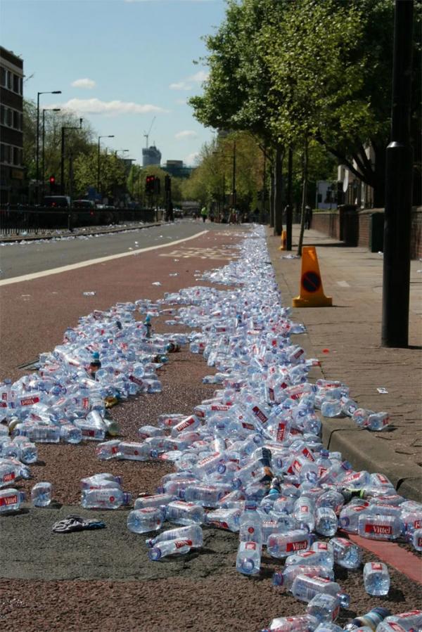 Lễ hội Marathon ở London từ bãi rác khổng lồ trở thành con đường sạch bóng chai nhựa nhờ sáng kiến này Lễ hội Marathon ở London từ bãi rác khổng lồ trở thành con đường sạch bóng chai nhựa nhờ sáng kiến này