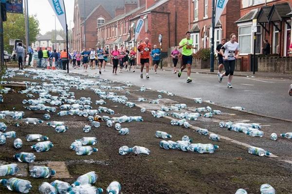 Lễ hội Marathon ở London từ bãi rác khổng lồ trở thành con đường sạch bóng chai nhựa nhờ sáng kiến này Lễ hội Marathon ở London từ bãi rác khổng lồ trở thành con đường sạch bóng chai nhựa nhờ sáng kiến này