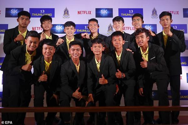 Những cậu bé Thái Lan 18 ngày mắc kẹt trong hang động sẽ nhận 24 tỷ VNĐ từ Netflix để hãng làm phim về họ Những cậu bé Thái Lan 18 ngày mắc kẹt trong hang động sẽ nhận 24 tỷ VNĐ từ Netflix để hãng làm phim về họ