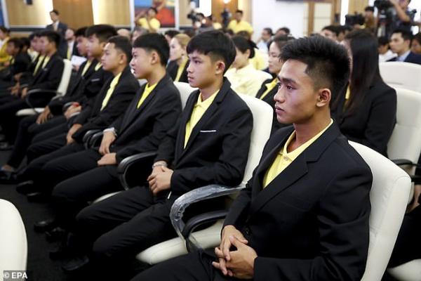 Những cậu bé Thái Lan 18 ngày mắc kẹt trong hang động sẽ nhận 24 tỷ VNĐ từ Netflix để hãng làm phim về họ Những cậu bé Thái Lan 18 ngày mắc kẹt trong hang động sẽ nhận 24 tỷ VNĐ từ Netflix để hãng làm phim về họ