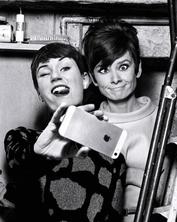 Bộ ảnh chất lừ của nữ nhiếp ảnh gia Hungary 'xuyên không' để selfie cùng người nổi tiếng Bộ ảnh chất lừ của nữ nhiếp ảnh gia Hungary 'xuyên không' để selfie cùng người nổi tiếng