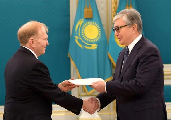 Hài hước: Ngay cả Tổng thống Kazakhstan cũng phải dùng Photoshop 'cà mặt' cho lung linh hơn Hài hước: Ngay cả Tổng thống Kazakhstan cũng phải dùng Photoshop 'cà mặt' cho lung linh hơn