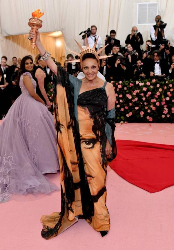 Các sao mặc gì để 'chặt chém' lẫn nhau trên thảm đỏ Met Gala 2019? Các sao mặc gì để 'chặt chém' lẫn nhau trên thảm đỏ Met Gala 2019?