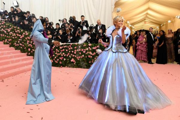 Các sao mặc gì để 'chặt chém' lẫn nhau trên thảm đỏ Met Gala 2019? Các sao mặc gì để 'chặt chém' lẫn nhau trên thảm đỏ Met Gala 2019?