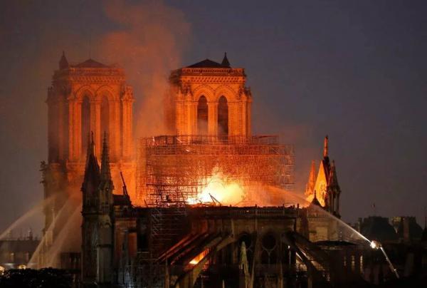 Kiến trúc sư Pháp ra ý tưởng biến phần mái Nhà thờ Đức Bà Paris thành nhà kính trồng cây Kiến trúc sư Pháp ra ý tưởng biến phần mái Nhà thờ Đức Bà Paris thành nhà kính trồng cây