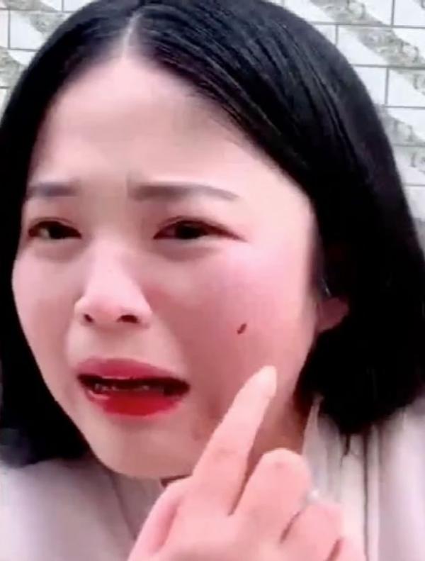 Màn trả thù ra trò của bạch tuộc dành cho nữ vlogger có ý định ăn sống nó Màn trả thù ra trò của bạch tuộc dành cho nữ vlogger có ý định ăn sống nó