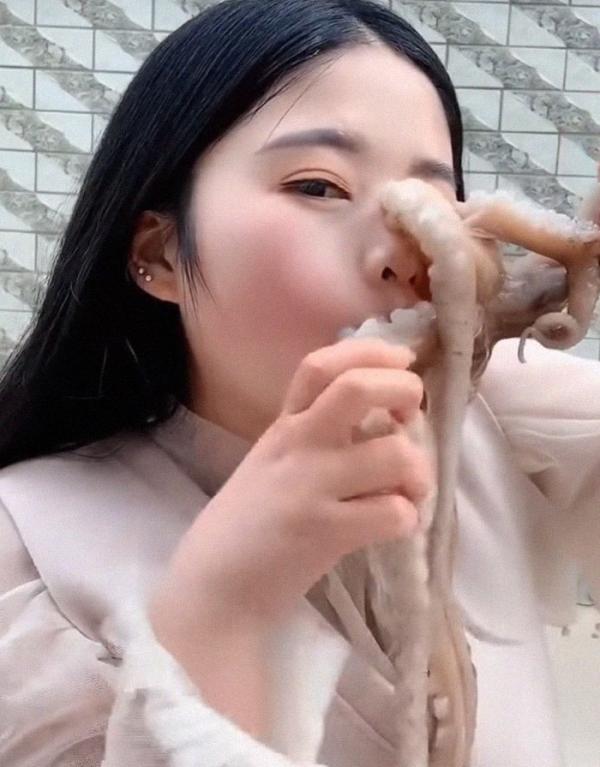 Màn trả thù ra trò của bạch tuộc dành cho nữ vlogger có ý định ăn sống nó Màn trả thù ra trò của bạch tuộc dành cho nữ vlogger có ý định ăn sống nó