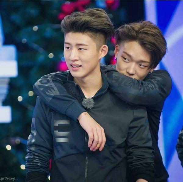 Những khoảnh khắc yêu muốn chết của thánh skinship B.I và 'nạn nhân' Bobby (IKON) Những khoảnh khắc yêu muốn chết của thánh skinship B.I và 'nạn nhân' Bobby (IKON)