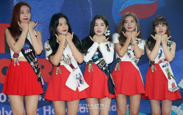 Giáo viên cũ của SM tiết lộ gây sốc: Đánh vào bụng EXO, Red Velvet để dạy các idol cách ăn nói Giáo viên cũ của SM tiết lộ gây sốc: Đánh vào bụng EXO, Red Velvet để dạy các idol cách ăn nói