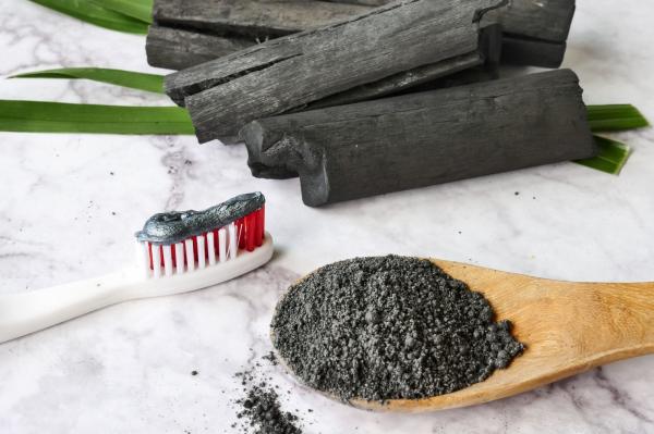 Kem đánh răng than tre chẳng những không làm trắng răng mà còn gây sâu răng cho người dùng Kem đánh răng than tre chẳng những không làm trắng răng mà còn gây sâu răng cho người dùng