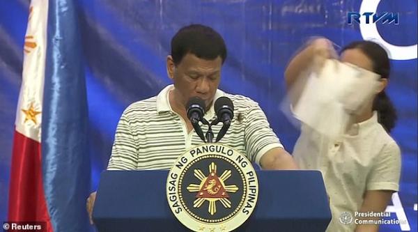 Số phận của chú gián cả gan đậu trên vai tổng thống Philippines khi ông đang phát biểu Số phận của chú gián cả gan đậu trên vai tổng thống Philippines khi ông đang phát biểu