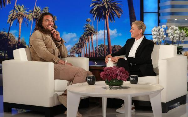 Jason Momoa quyên góp được 31000 USD chỉ trong 45 giây bằng biệt tài ném rìu Jason Momoa quyên góp được 31000 USD chỉ trong 45 giây bằng biệt tài ném rìu