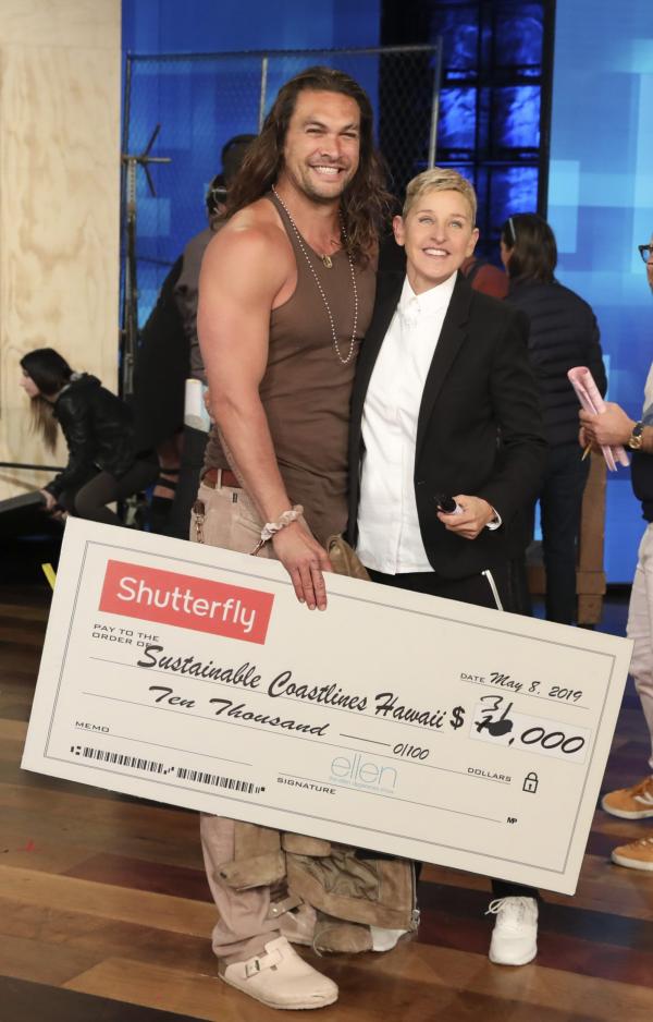 Jason Momoa quyên góp được 31000 USD chỉ trong 45 giây bằng biệt tài ném rìu Jason Momoa quyên góp được 31000 USD chỉ trong 45 giây bằng biệt tài ném rìu