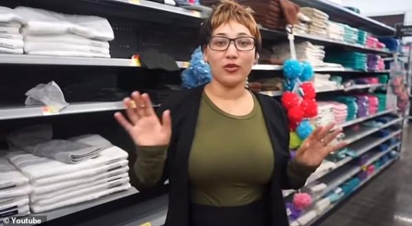YouTuber nổi tiếng gây phẫn nộ vì trò đùa độc ác khiến nhân viên cửa hàng Walmart bật khóc nức nở YouTuber nổi tiếng gây phẫn nộ vì trò đùa độc ác khiến nhân viên cửa hàng Walmart bật khóc nức nở