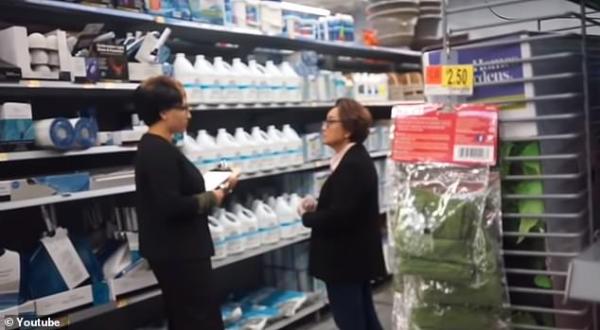 YouTuber nổi tiếng gây phẫn nộ vì trò đùa độc ác khiến nhân viên cửa hàng Walmart bật khóc nức nở YouTuber nổi tiếng gây phẫn nộ vì trò đùa độc ác khiến nhân viên cửa hàng Walmart bật khóc nức nở