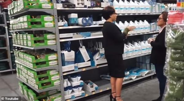 YouTuber nổi tiếng gây phẫn nộ vì trò đùa độc ác khiến nhân viên cửa hàng Walmart bật khóc nức nở YouTuber nổi tiếng gây phẫn nộ vì trò đùa độc ác khiến nhân viên cửa hàng Walmart bật khóc nức nở