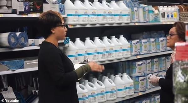 YouTuber nổi tiếng gây phẫn nộ vì trò đùa độc ác khiến nhân viên cửa hàng Walmart bật khóc nức nở YouTuber nổi tiếng gây phẫn nộ vì trò đùa độc ác khiến nhân viên cửa hàng Walmart bật khóc nức nở