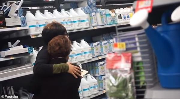 YouTuber nổi tiếng gây phẫn nộ vì trò đùa độc ác khiến nhân viên cửa hàng Walmart bật khóc nức nở YouTuber nổi tiếng gây phẫn nộ vì trò đùa độc ác khiến nhân viên cửa hàng Walmart bật khóc nức nở
