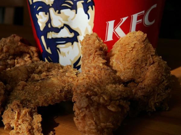 Giả làm nhân viên kiểm tra chất lượng của KFC gửi xuống, thanh niên đi khắp nhân gian 'ăn chùa' gà rán Giả làm nhân viên kiểm tra chất lượng của KFC gửi xuống, thanh niên đi khắp nhân gian 'ăn chùa' gà rán