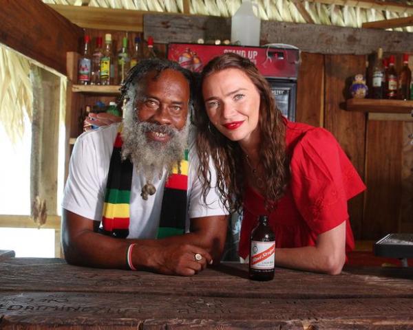 Công việc vừa làm vừa nghỉ dưỡng: Pha chế trong quán rượu lênh đênh trên vùng biển vắng Jamaica Công việc vừa làm vừa nghỉ dưỡng: Pha chế trong quán rượu lênh đênh trên vùng biển vắng Jamaica