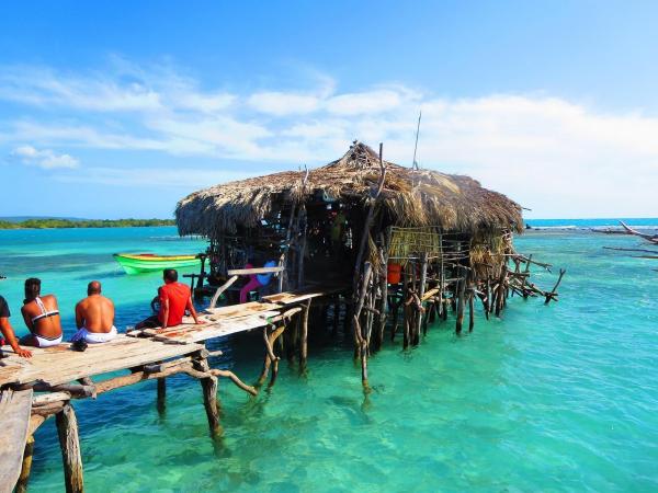 Công việc vừa làm vừa nghỉ dưỡng: Pha chế trong quán rượu lênh đênh trên vùng biển vắng Jamaica Công việc vừa làm vừa nghỉ dưỡng: Pha chế trong quán rượu lênh đênh trên vùng biển vắng Jamaica