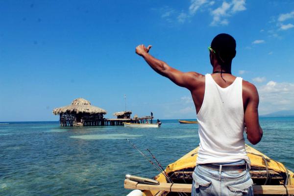 Công việc vừa làm vừa nghỉ dưỡng: Pha chế trong quán rượu lênh đênh trên vùng biển vắng Jamaica Công việc vừa làm vừa nghỉ dưỡng: Pha chế trong quán rượu lênh đênh trên vùng biển vắng Jamaica