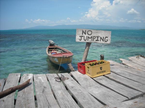 Công việc vừa làm vừa nghỉ dưỡng: Pha chế trong quán rượu lênh đênh trên vùng biển vắng Jamaica Công việc vừa làm vừa nghỉ dưỡng: Pha chế trong quán rượu lênh đênh trên vùng biển vắng Jamaica