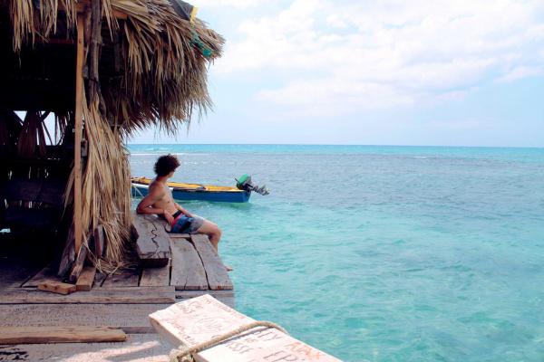 Công việc vừa làm vừa nghỉ dưỡng: Pha chế trong quán rượu lênh đênh trên vùng biển vắng Jamaica Công việc vừa làm vừa nghỉ dưỡng: Pha chế trong quán rượu lênh đênh trên vùng biển vắng Jamaica