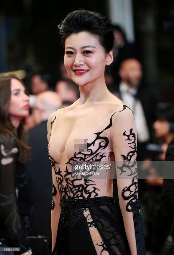 Sao nữ 'Diên Hi Công Lược' cố đu bám thảm đỏ Cannes, bị đuổi liền giả vờ không hiểu tiếng Anh Sao nữ 'Diên Hi Công Lược' cố đu bám thảm đỏ Cannes, bị đuổi liền giả vờ không hiểu tiếng Anh