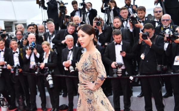 Sao nữ 'Diên Hi Công Lược' cố đu bám thảm đỏ Cannes, bị đuổi liền giả vờ không hiểu tiếng Anh Sao nữ 'Diên Hi Công Lược' cố đu bám thảm đỏ Cannes, bị đuổi liền giả vờ không hiểu tiếng Anh
