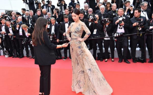 Sao nữ 'Diên Hi Công Lược' cố đu bám thảm đỏ Cannes, bị đuổi liền giả vờ không hiểu tiếng Anh Sao nữ 'Diên Hi Công Lược' cố đu bám thảm đỏ Cannes, bị đuổi liền giả vờ không hiểu tiếng Anh