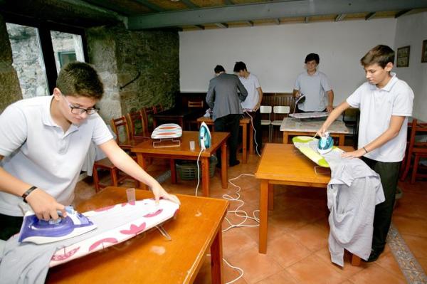 Trường học dạy việc gia đình cho con trai Trường học dạy việc gia đình cho con trai