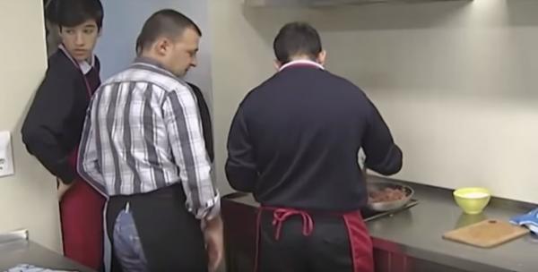 Trường học dạy việc gia đình cho con trai Trường học dạy việc gia đình cho con trai