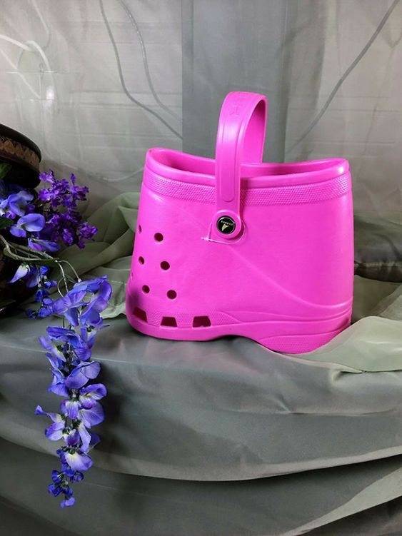 Dép đã gây tranh cãi, túi xách Crocs mới ra mắt còn khiến dân tình hoang mang hơn Dép đã gây tranh cãi, túi xách Crocs mới ra mắt còn khiến dân tình hoang mang hơn